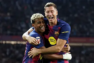 Ламин Ямал иска Левандовски да остане в Барселона