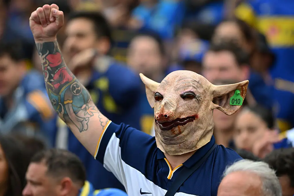 Фен на Бока Хуниорс със свинска глава като маска/Getty images