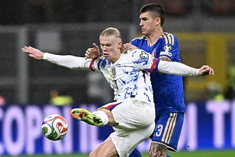 Защитник на Италия опипвал задните части на Холанд