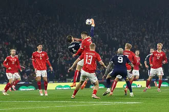 Задна ножица на Мактоминей, червен картон за Дания и Шотландия на Световно първенство