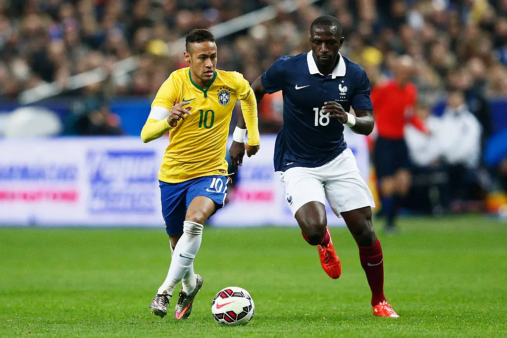 Неймар (Бразилия) и Муса Сисоко (Франция) в последния мач между Бразилия и Франция / Getty Images