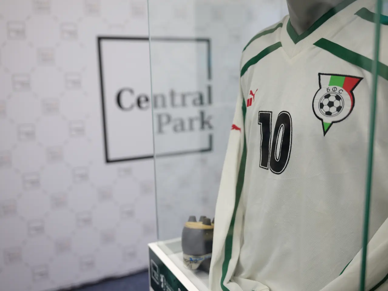 Експозиция с легендарни футболни екипи на България бе открита в Бургас