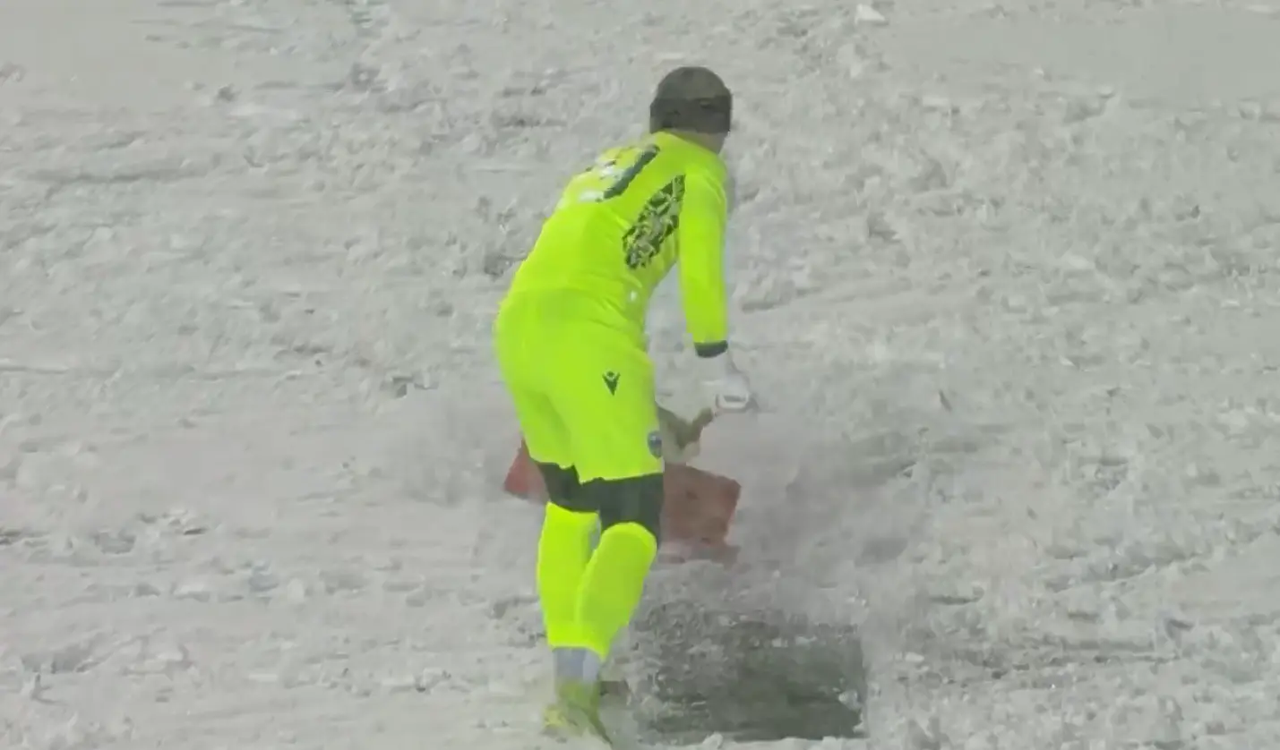 Вратар рине лопата със сняг / X/OneSoccer