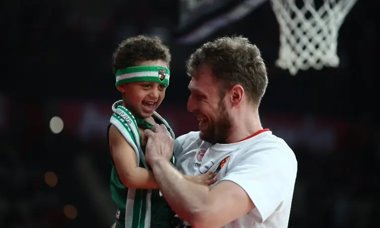 Везенков и Олимпиакос съсипаха Жалгирис