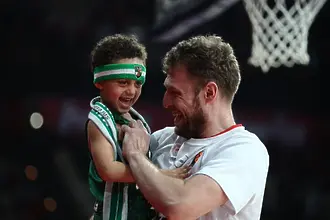 Везенков и Олимпиакос съсипаха Жалгирис