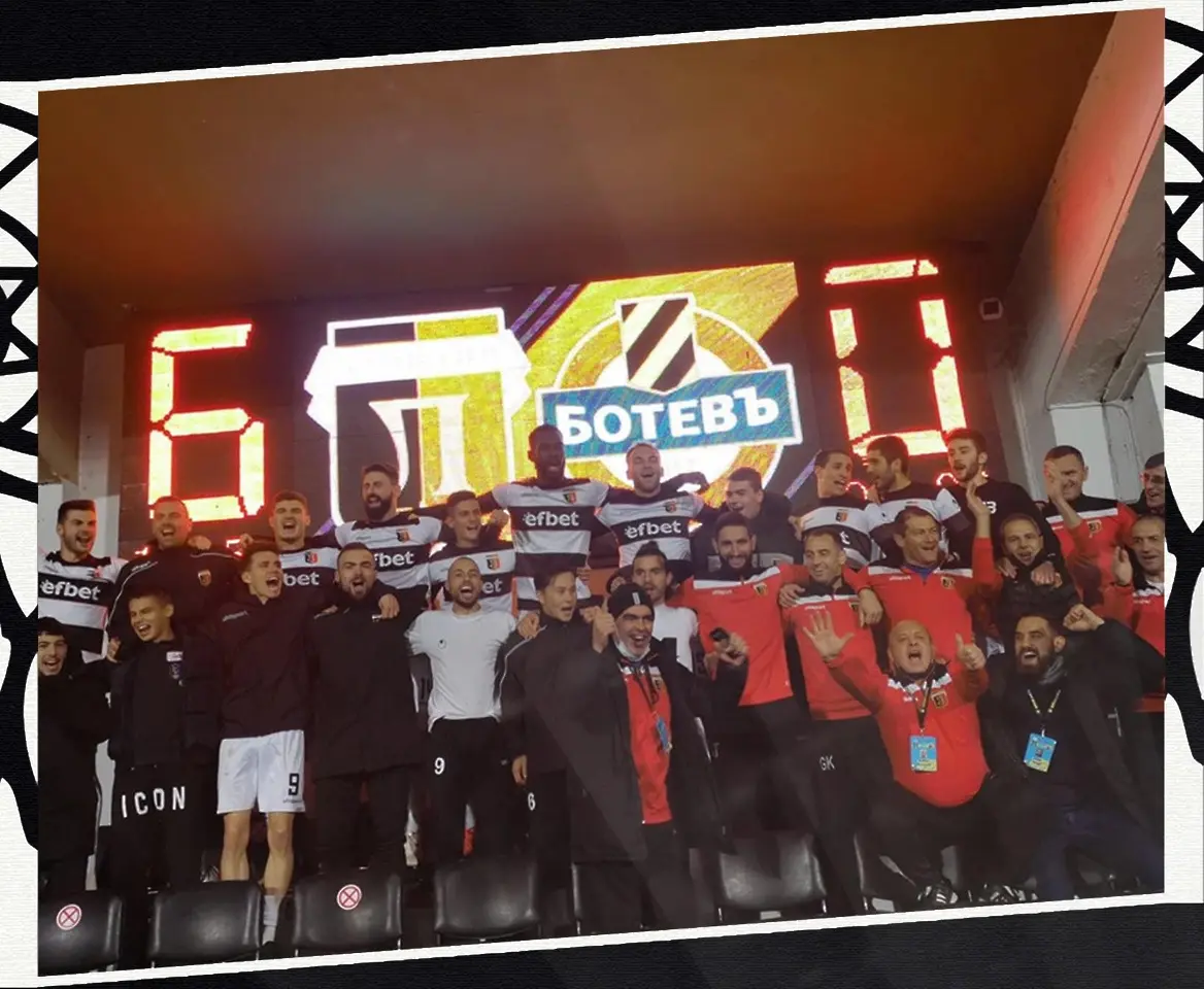 Локомотив Пловдив пред таблото от разгрома с 6:0 над Ботев Пловдив / facebook.com/lokomotivplovdiv