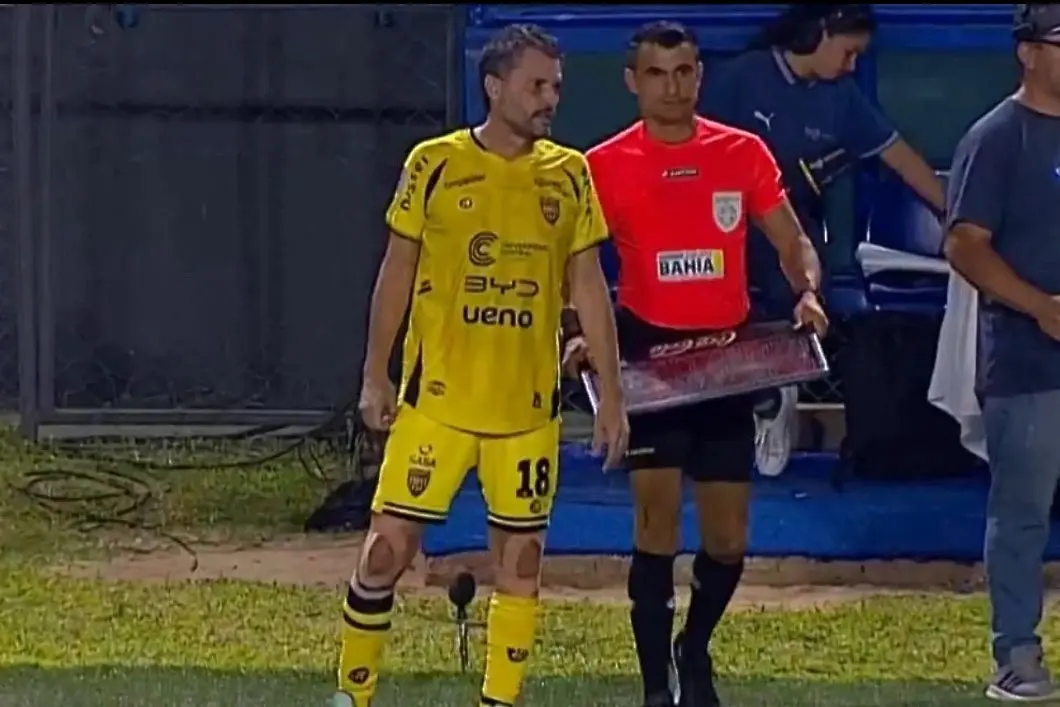 Президентът на Реколета влезе в игра и стана най-възрастният играч в историята на парагвайското първенство (51 години, 11 месеца и 20 дни) / x.com