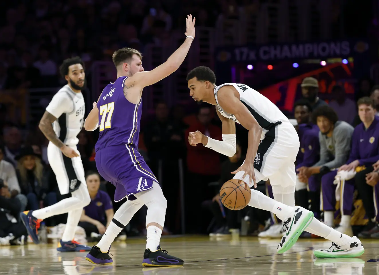 Дончич срещу Уемби / Getty Images