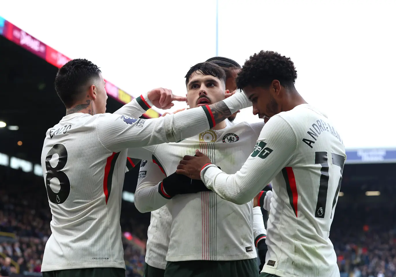 Челси е втори, „сините“ загряха за Барселона с рутинна победа