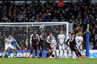 Астън Вила обърна Лийдс, докато Груев гледаше от пейката