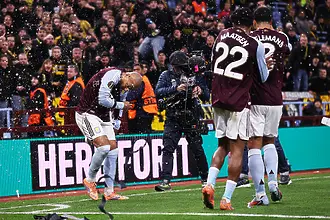 Под свирката на Кабаков в Лига Европа: възпроизведоха сцената с бутилката от Дербито на Пловдив 