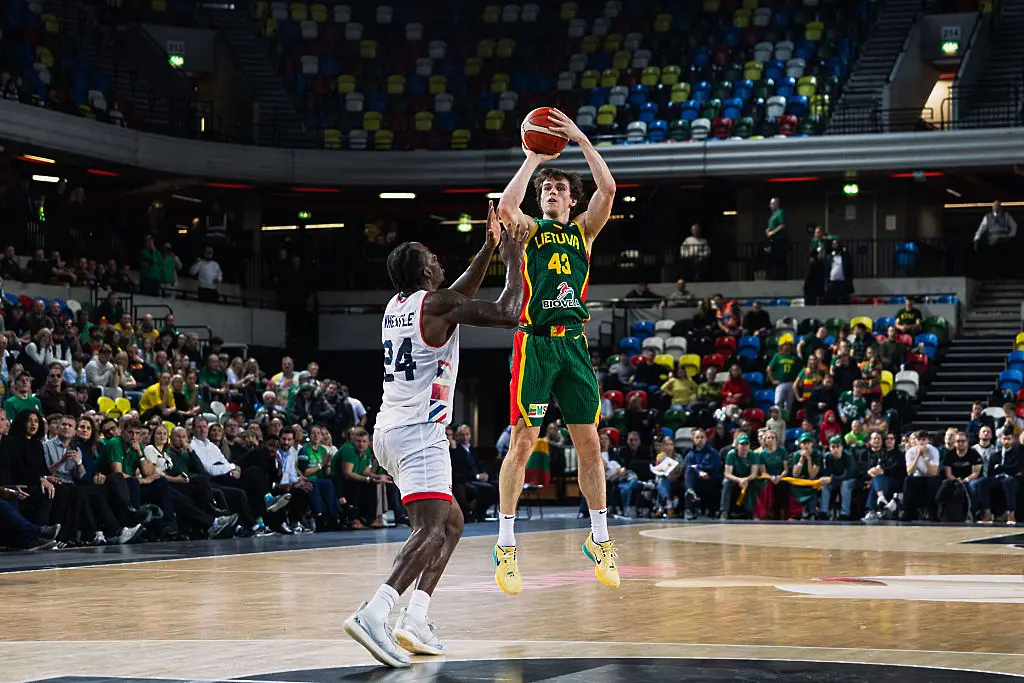 Игнас Саргюнас вкарва една от невероятните си тройки / Getty Images
