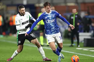 Комо се намести сред лидерите след успех над Сасуоло