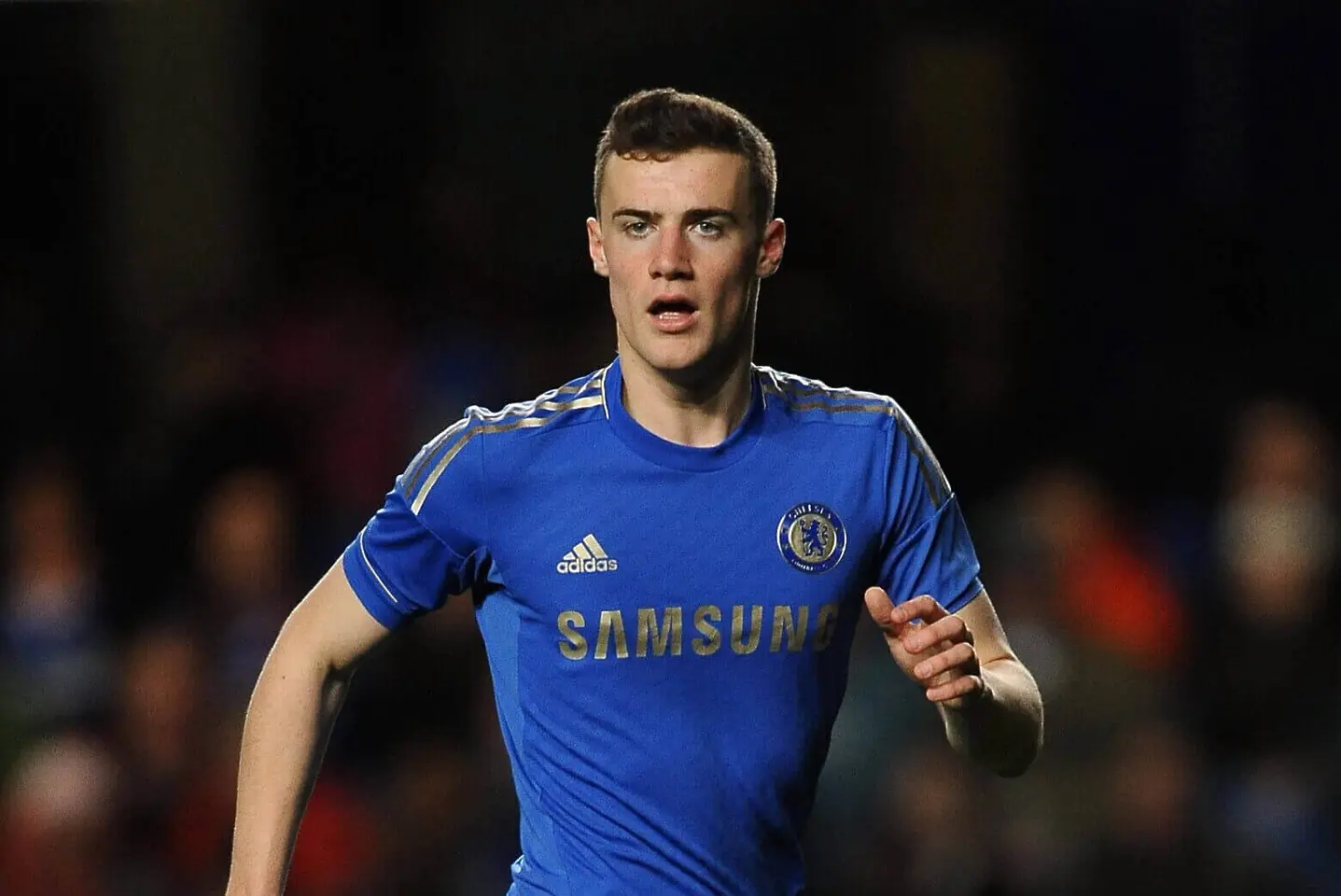 Бивша надежда на Челси в интензивно отделение след нападение с нож