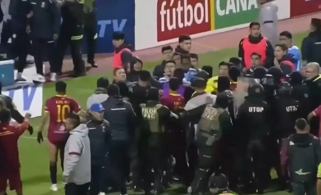 Незапомнен хаос в Боливия: масов бой, сълзотворен газ и 17 червени картона (ВИДЕО)