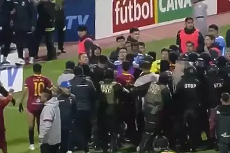 Незапомнен хаос в Боливия: масов бой, сълзотворен газ и 17 червени картона (ВИДЕО)