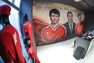 Големият момент настъпи – ЦСКА открива новия си магазин с Джони Велинов и Димитър Пенев (ВИДЕО)