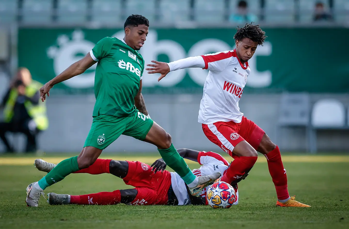 Емерсон Родригес срещу Хамза Алал / startphoto.bg 