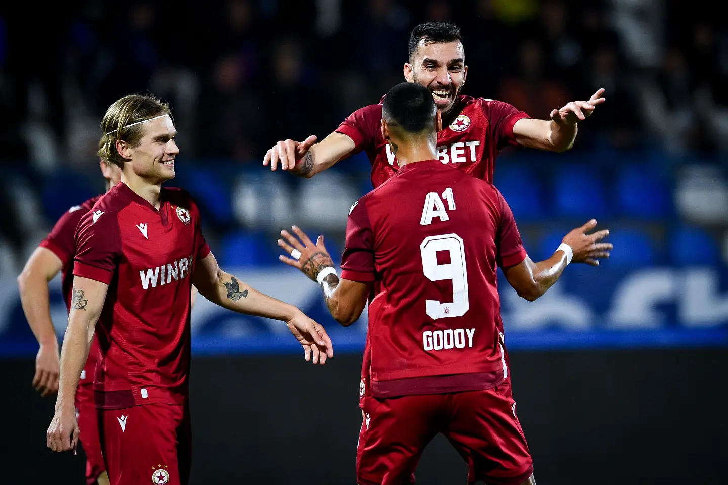 Йоанис Питас, Леандро Годой и Улаус Скаршем се радват след гол / startphoto.bg 