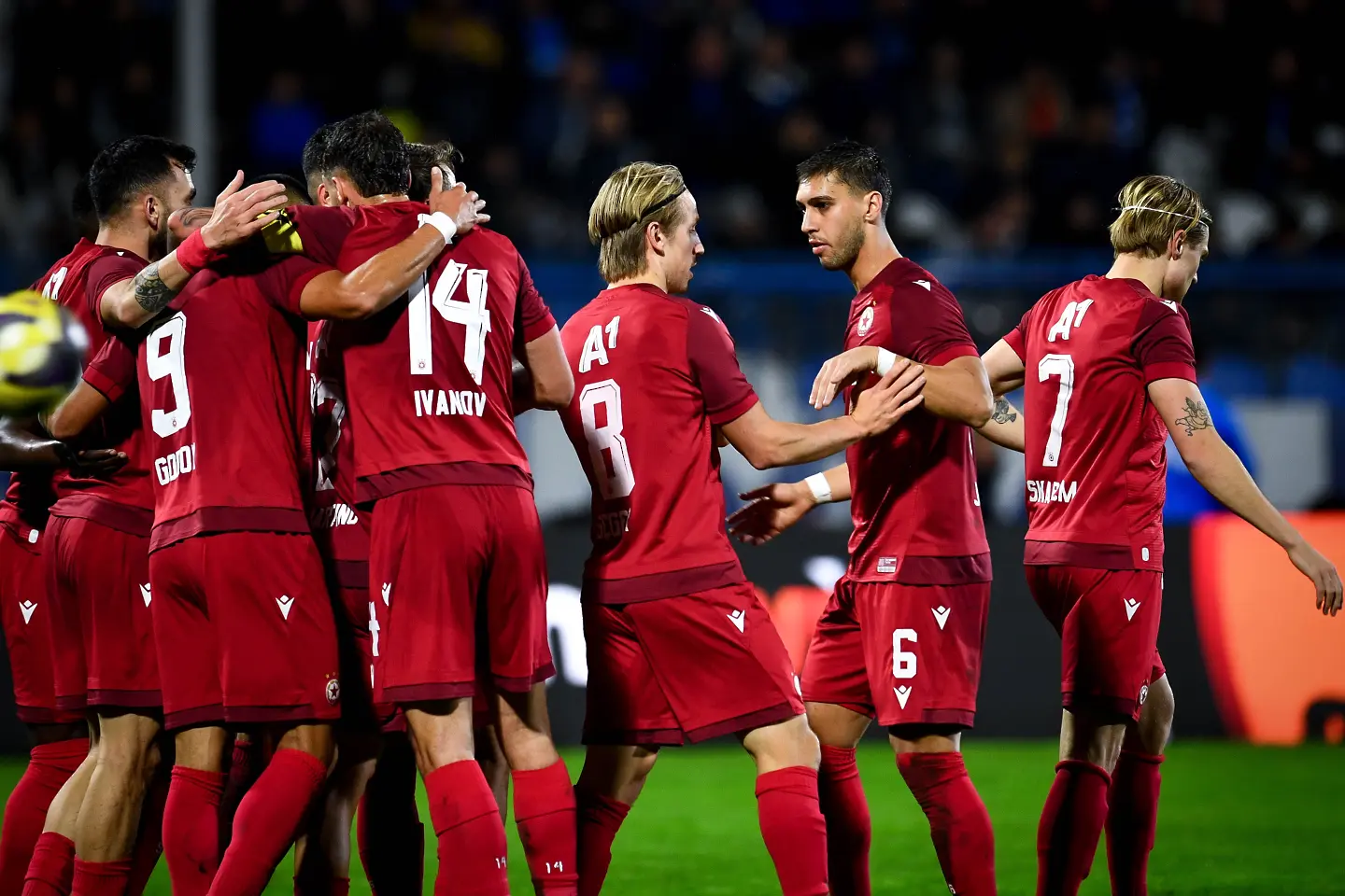 ЦСКА се радва след гол / startphoto.bg 