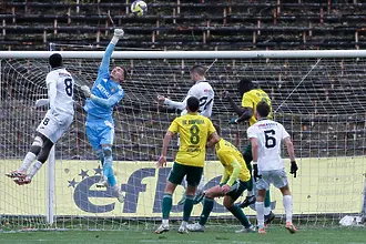 Вратарят на Добруджа зарадва малък фен на Славия (ВИДЕО)