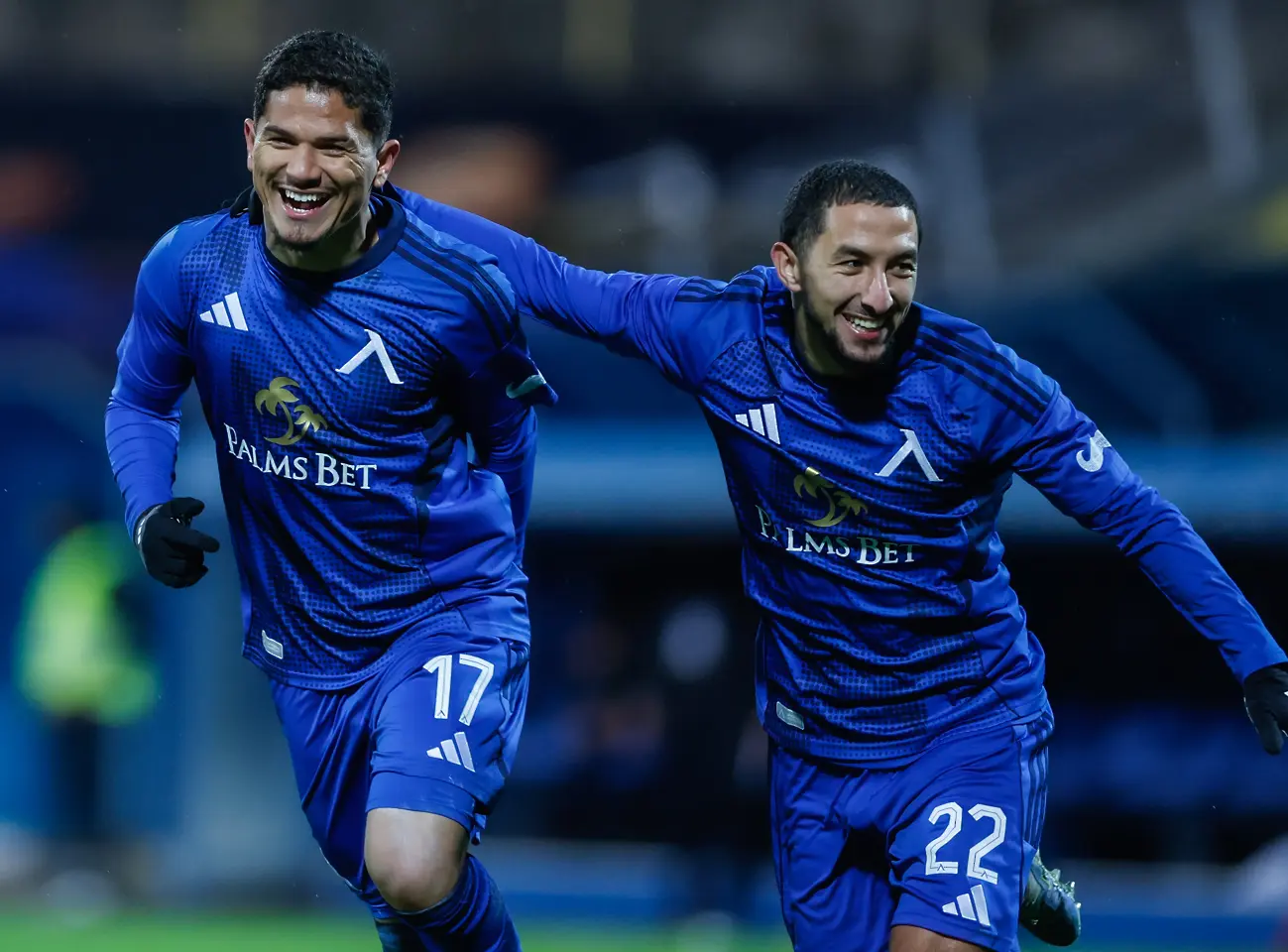 Мазир Сула (вдясно) празнува с Евертон Бала (вляво) / startphoto.bg