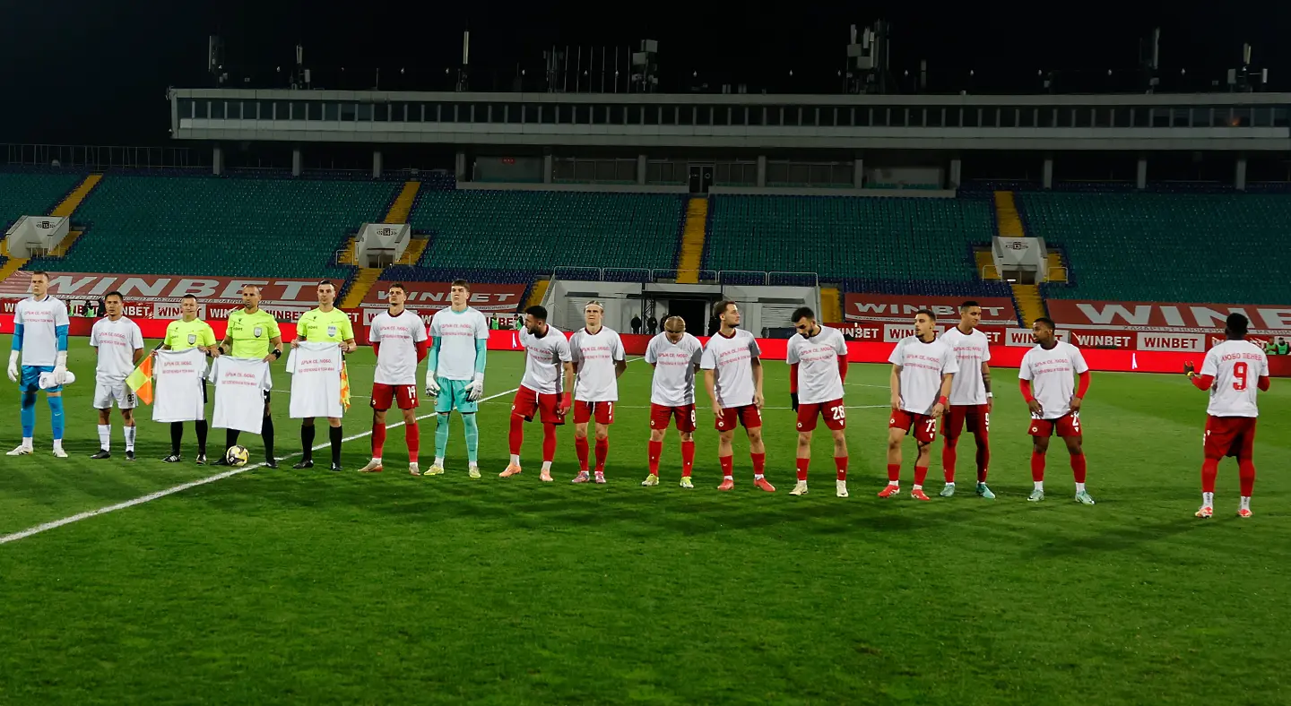 ЦСКА и Локомотив Пловдив показаха подкрепата си към Любо Пенев / startphoto.bg