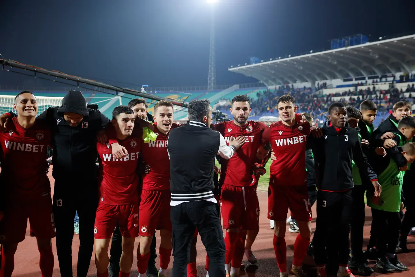 ЦСКА кацна във Варна, фенове се снимаха с играчите (ВИДЕО)