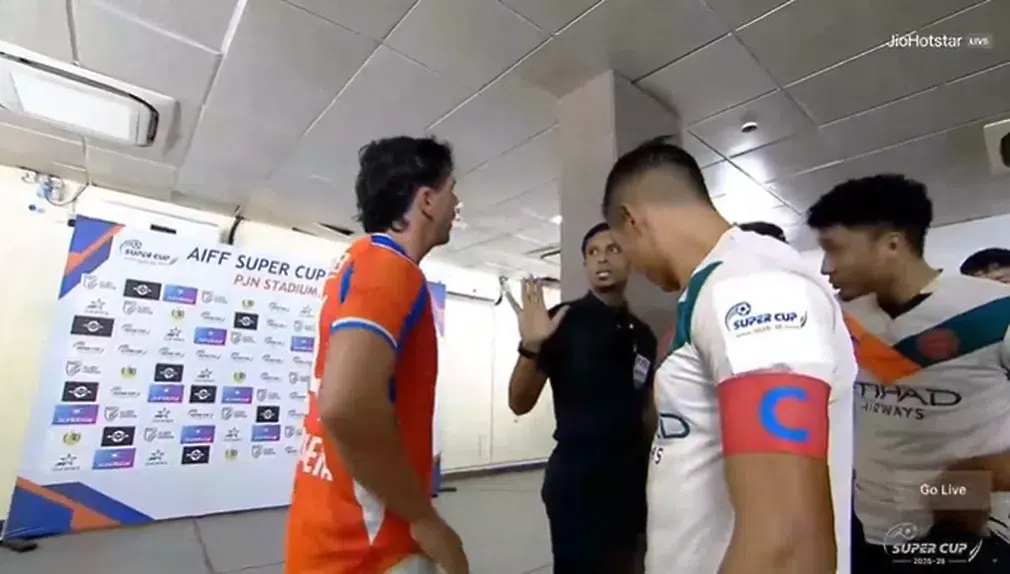 Икер Гуарочена спори със съдията за цвета на бельото си / JioHotstar