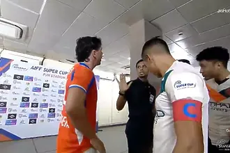 Пълен абсурд: изгонен преди мача заради... цвета на бельото (ВИДЕО)