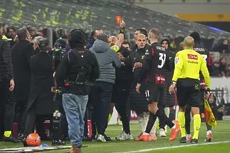 Хаосът в края на Милан - Лацио: защо нарекоха съдията „гений“ след два червени картона и намесата на ВАР?