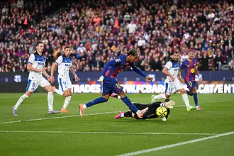 Барселона отпразнува рождения си ден с обрат над Алавес 