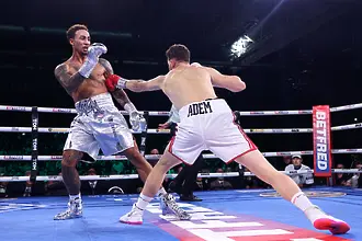 Зловещ нокаут: Уитакър приспа Гаваци в първи рунд (ВИДЕО)