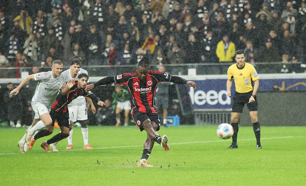 Миши Бачуай носи точката на Айнтрахт след гол от дузпа / Getty Images