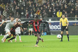 ВАР-дузпа спаси точката за Айнтрахт срещу Волфсбург