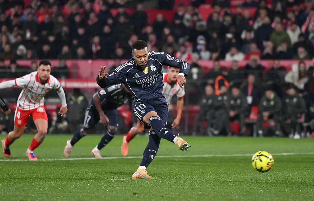 Килиан Мбапе вкарва от дузпа / Getty Images 