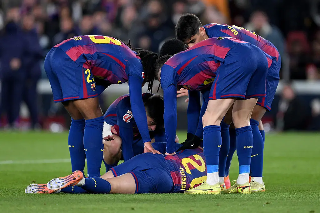 Футболистите на Барселона са се събрали около контузения Дани Олмо / Getty Images 