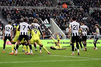 Гол със задна ножица на бранител спаси точката на Тотнъм срещу Нюкасъл 