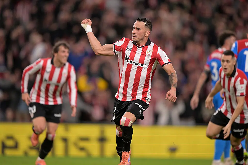 Алекс Беренгер се радва след гол / Getty Images 