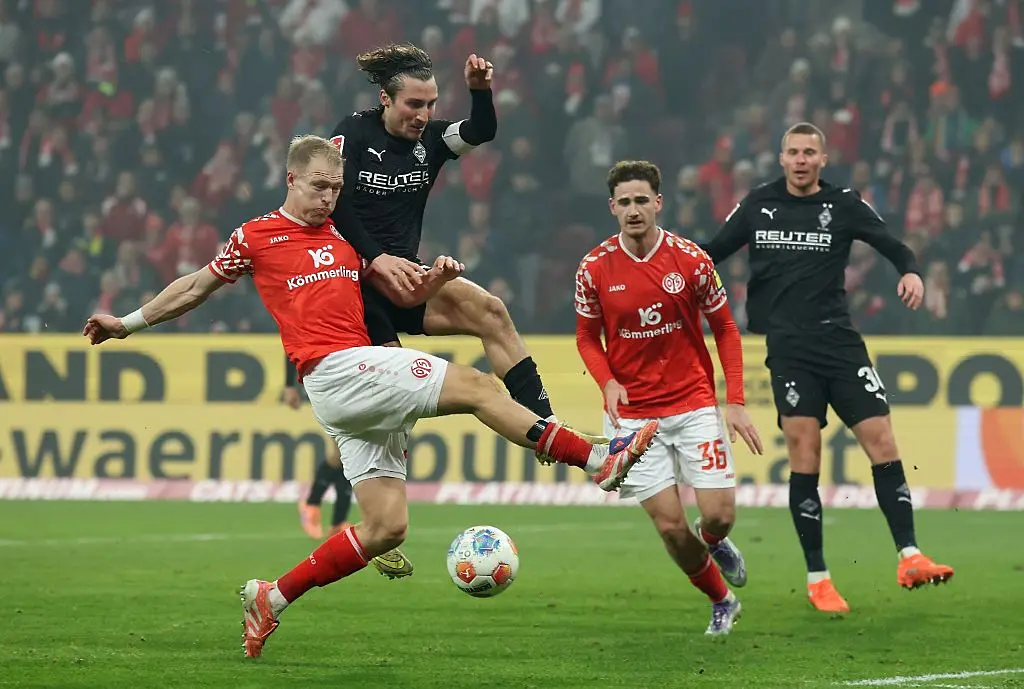 Анрдеас Олсен (Майнц) срещу Роко Рейц (Мьонхенгладбах) / Getty Images