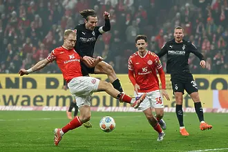 Нелеп автогол с гръб повали Майнц, ВАР отмени друг такъв при успеха на Гладбах