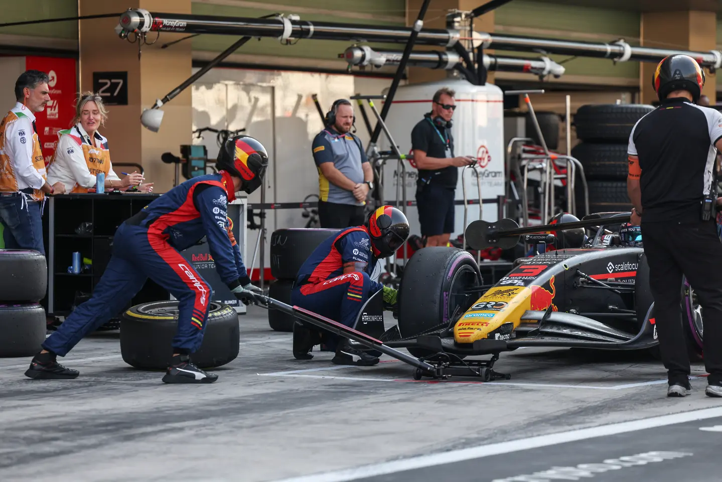 Никола Цолов остана извън точките на „Яс Марина“ във Формула 2