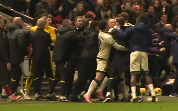 Жесток бой в Чемпиъншип - Милуол и Бристол Сити показаха ММА и бокс, а не футбол (ВИДЕО)