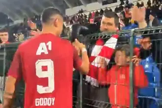 Леандро Годой с красив жест към малък фен на ЦСКА (ВИДЕО)