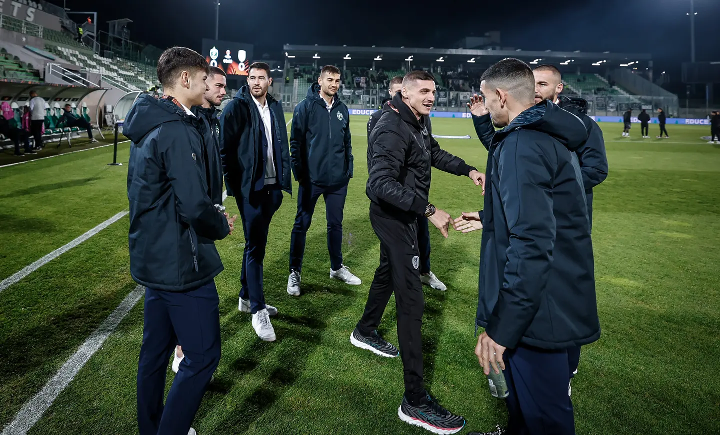 Кирил Десподов се поздравява с футболисти на Лудогорец / startphoto.bg 