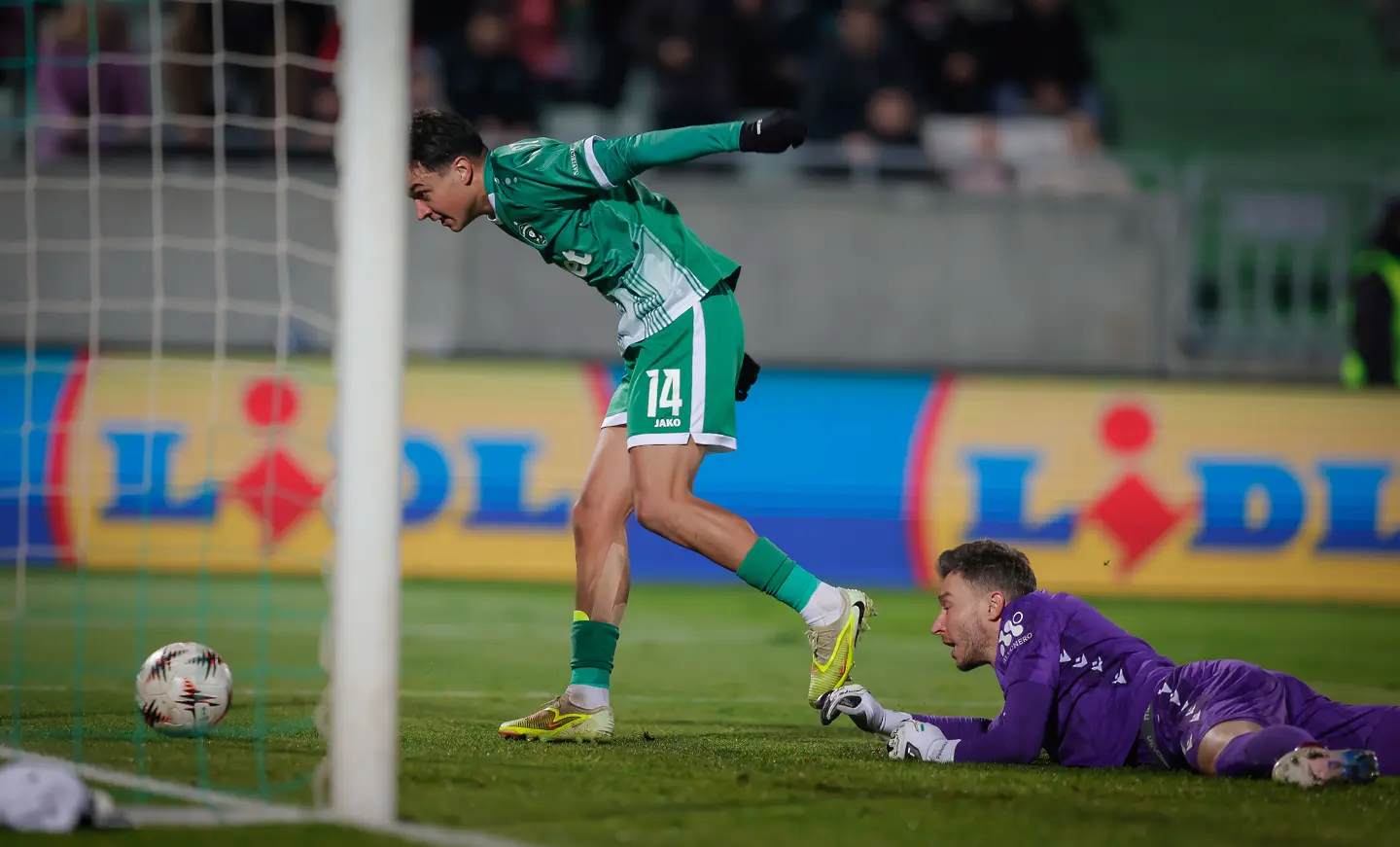 Петър Станич бележи във вратата на ПАОК / startphoto.bg