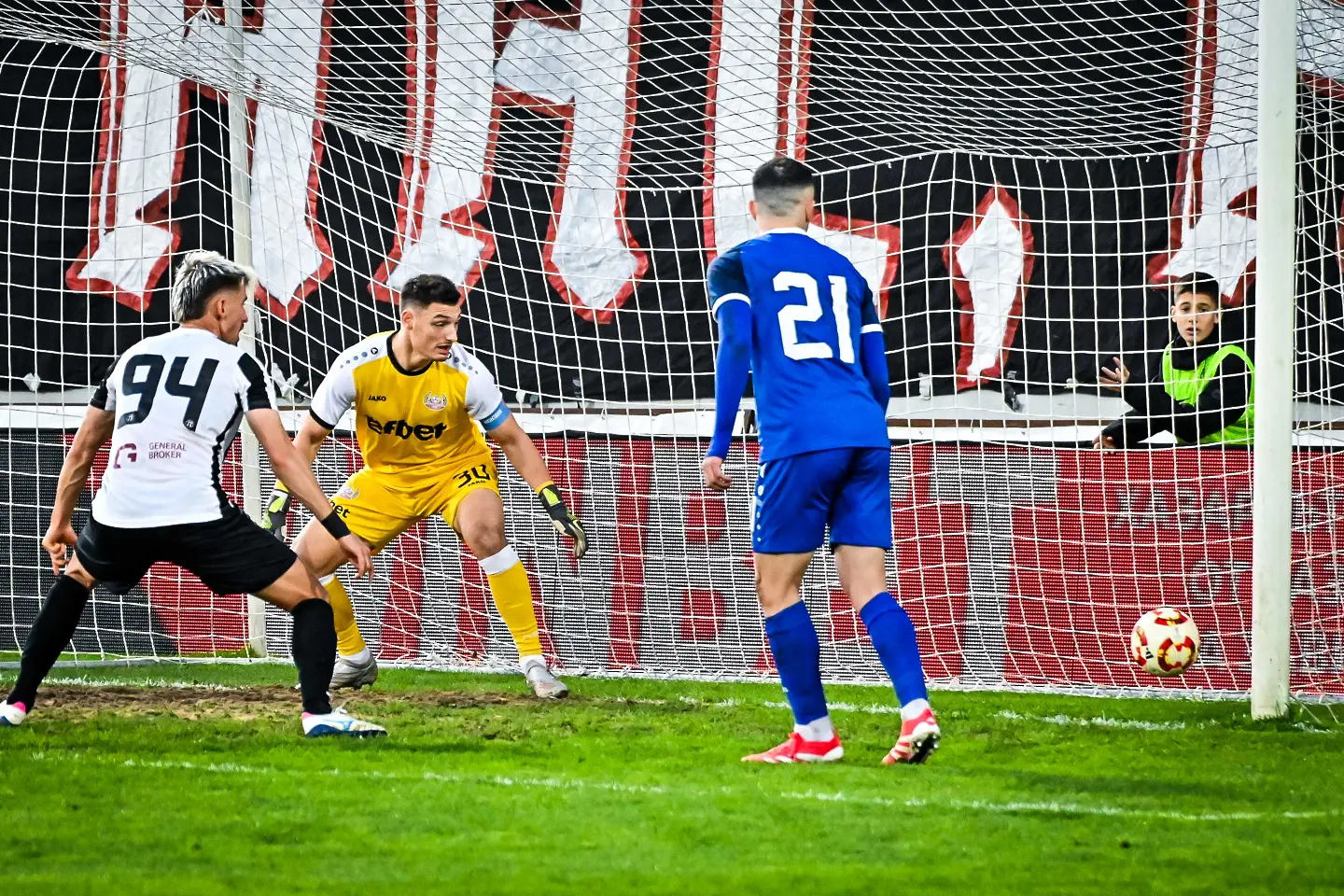 Каталин Иту, Васил Симеонов, Илиас Илиадис, Локомотив Пловдив - Монтана / startphoto.bg