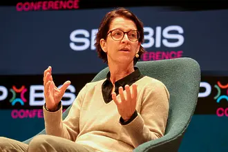 Историческо - жена поема управлението на клуб от Бундеслигата