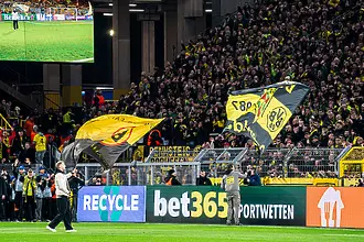 Любимци на Борусия Дортмунд гледаха мач прави от „Жълтата стена“