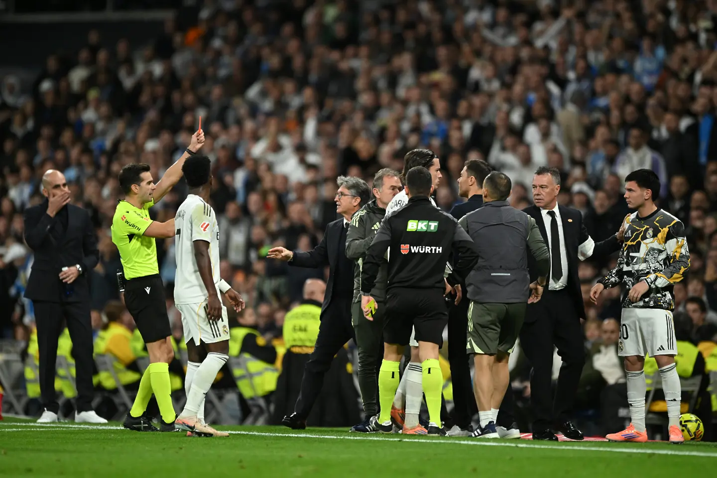 Кинтеро Гонсалес изгони Ендрик в последния му мач за Реал Мадрид през този сезон / Getty Images